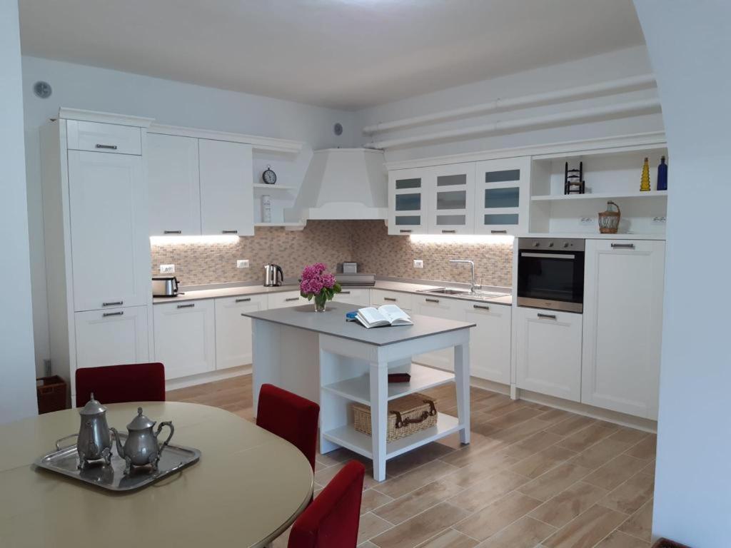 Big Apartment With Lake View And Two Bedrooms Sala Comacina Exteriör bild