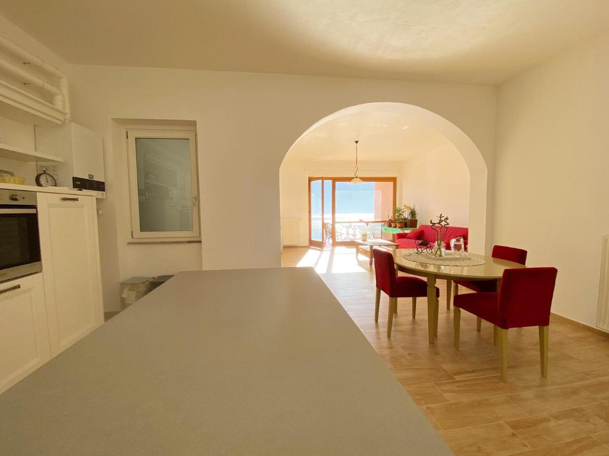 Big Apartment With Lake View And Two Bedrooms Sala Comacina Exteriör bild